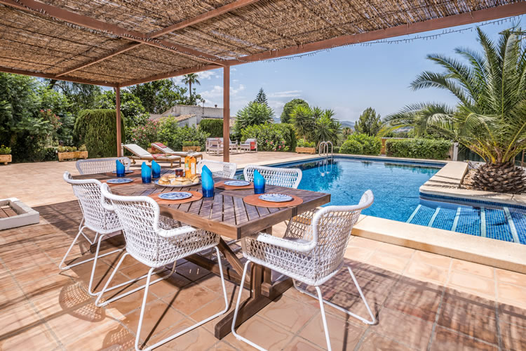 Al Fresco Dining alongside Pool Area 